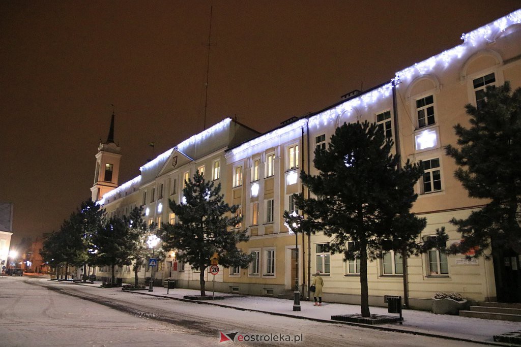 Ostrołęka nabiera świątecznego blasku. Trwa montaż oświetlenia [10.12.2020] - zdjęcie #1 - eOstroleka.pl