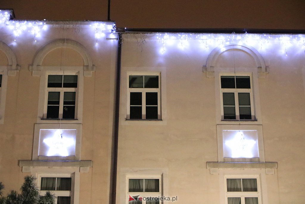 Ostrołęka nabiera świątecznego blasku. Trwa montaż oświetlenia [10.12.2020] - zdjęcie #2 - eOstroleka.pl