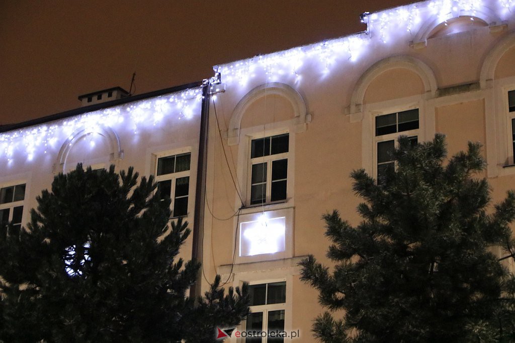 Ostrołęka nabiera świątecznego blasku. Trwa montaż oświetlenia [10.12.2020] - zdjęcie #3 - eOstroleka.pl