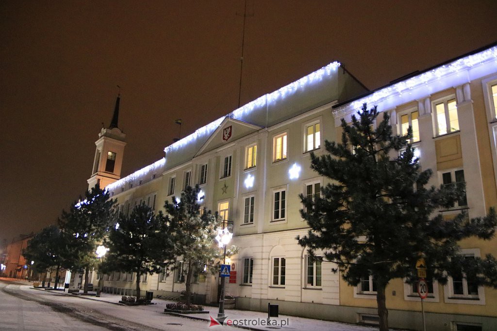 Ostrołęka nabiera świątecznego blasku. Trwa montaż oświetlenia [10.12.2020] - zdjęcie #52 - eOstroleka.pl