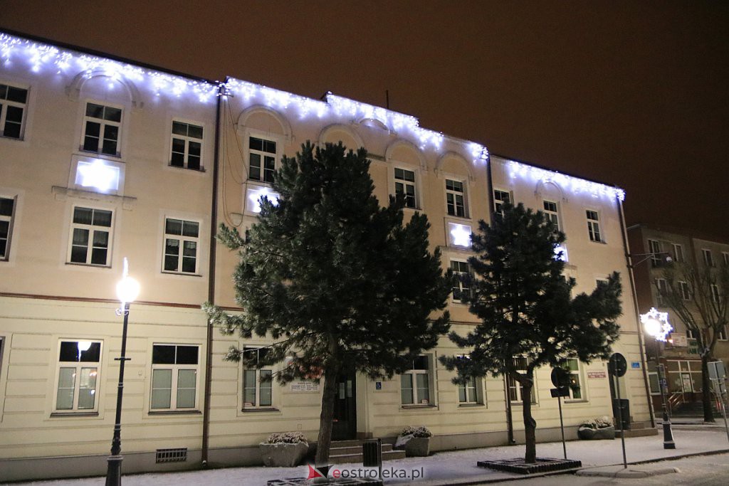 Ostrołęka nabiera świątecznego blasku. Trwa montaż oświetlenia [10.12.2020] - zdjęcie #6 - eOstroleka.pl