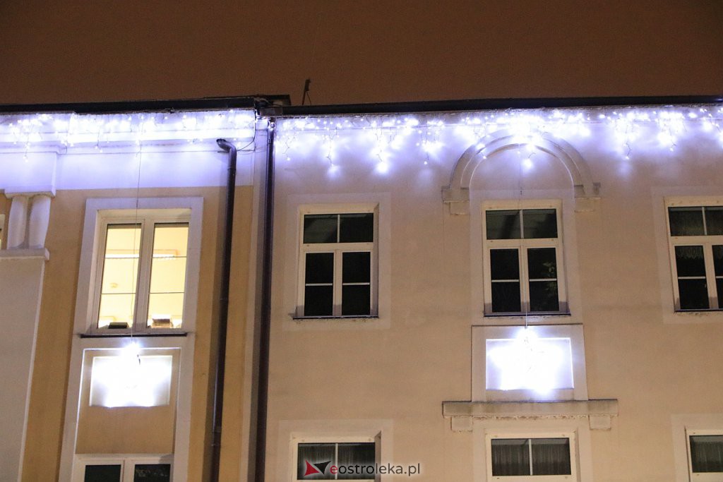 Ostrołęka nabiera świątecznego blasku. Trwa montaż oświetlenia [10.12.2020] - zdjęcie #7 - eOstroleka.pl