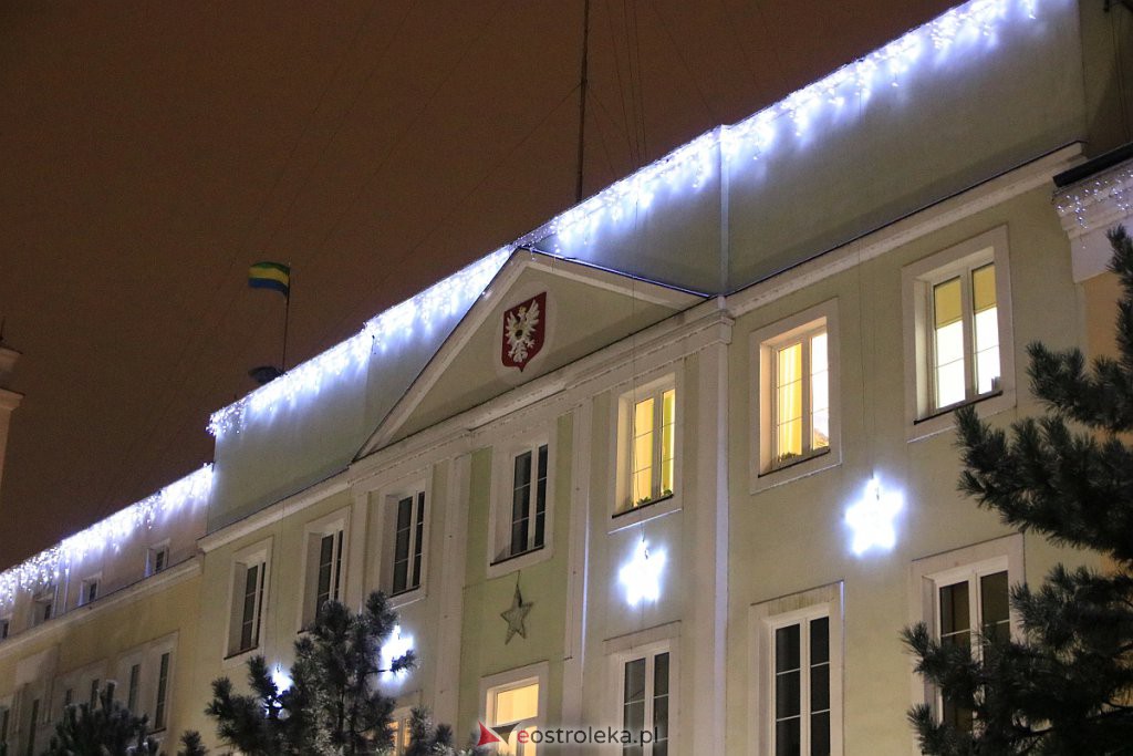 Ostrołęka nabiera świątecznego blasku. Trwa montaż oświetlenia [10.12.2020] - zdjęcie #8 - eOstroleka.pl