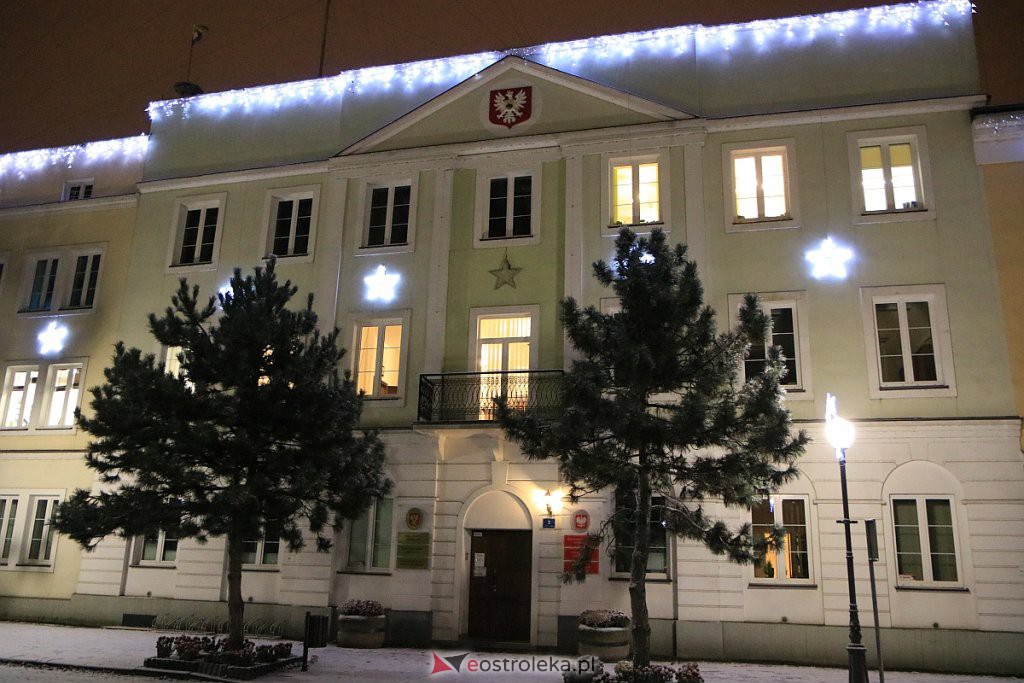 Ostrołęka nabiera świątecznego blasku. Trwa montaż oświetlenia [10.12.2020] - zdjęcie #9 - eOstroleka.pl