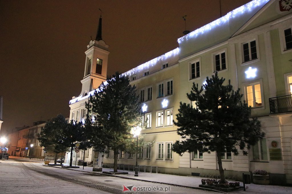 Ostrołęka nabiera świątecznego blasku. Trwa montaż oświetlenia [10.12.2020] - zdjęcie #10 - eOstroleka.pl