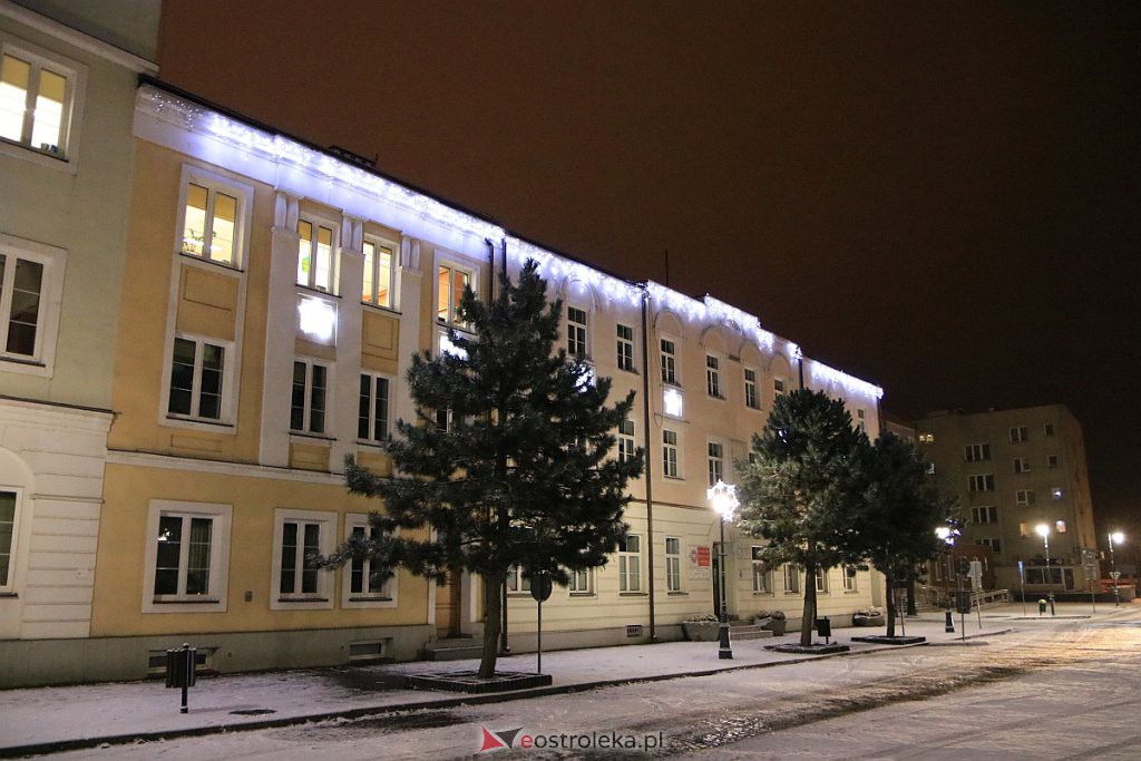 Ostrołęka nabiera świątecznego blasku. Trwa montaż oświetlenia [10.12.2020] - zdjęcie #11 - eOstroleka.pl