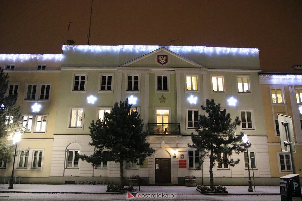 Ostrołęka nabiera świątecznego blasku. Trwa montaż oświetlenia [10.12.2020] - zdjęcie #15 - eOstroleka.pl