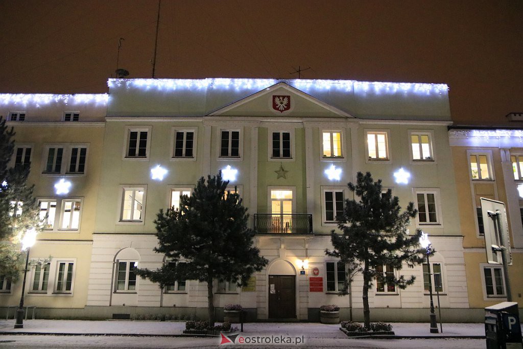 Ostrołęka nabiera świątecznego blasku. Trwa montaż oświetlenia [10.12.2020] - zdjęcie #42 - eOstroleka.pl