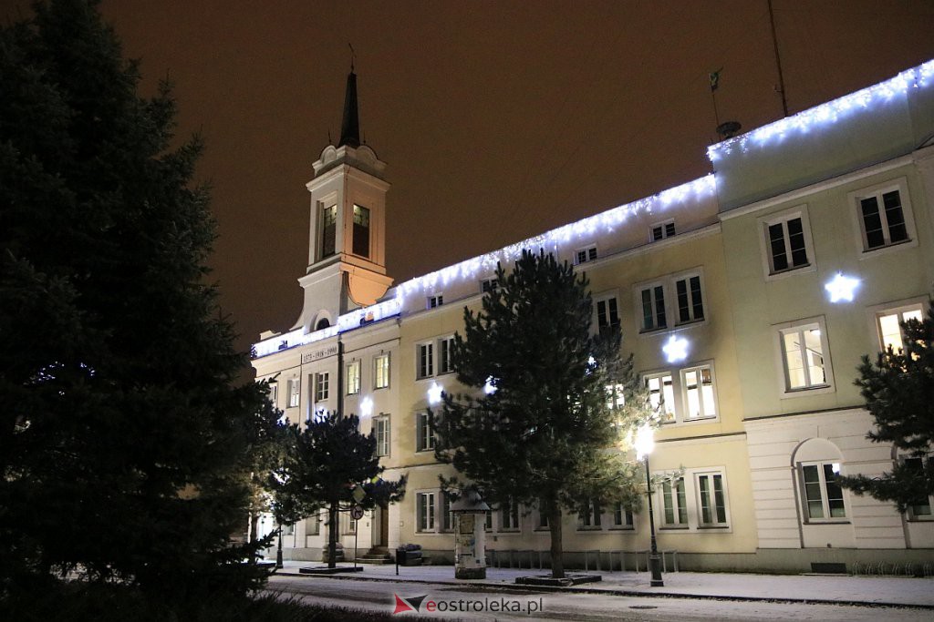 Ostrołęka nabiera świątecznego blasku. Trwa montaż oświetlenia [10.12.2020] - zdjęcie #16 - eOstroleka.pl