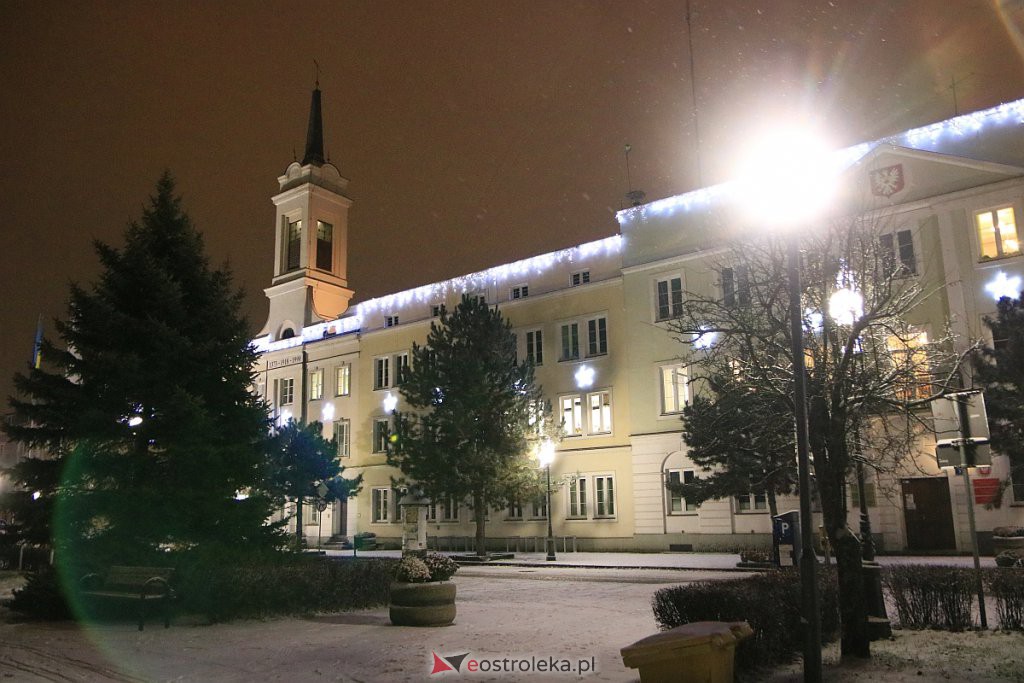 Ostrołęka nabiera świątecznego blasku. Trwa montaż oświetlenia [10.12.2020] - zdjęcie #19 - eOstroleka.pl