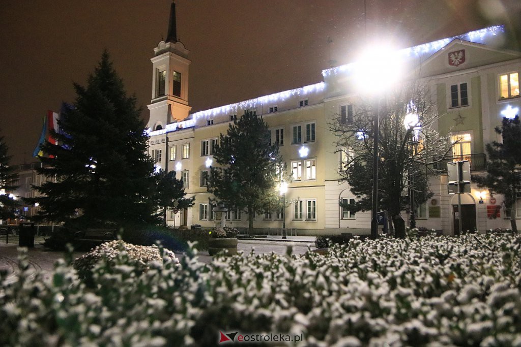 Ostrołęka nabiera świątecznego blasku. Trwa montaż oświetlenia [10.12.2020] - zdjęcie #37 - eOstroleka.pl