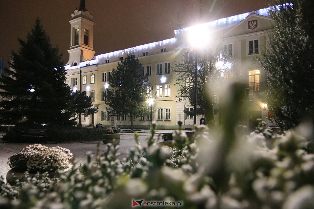 Ostrołęka nabiera świątecznego blasku. Trwa montaż oświetlenia [10.12.2020] - zdjęcie #21 - eOstroleka.pl