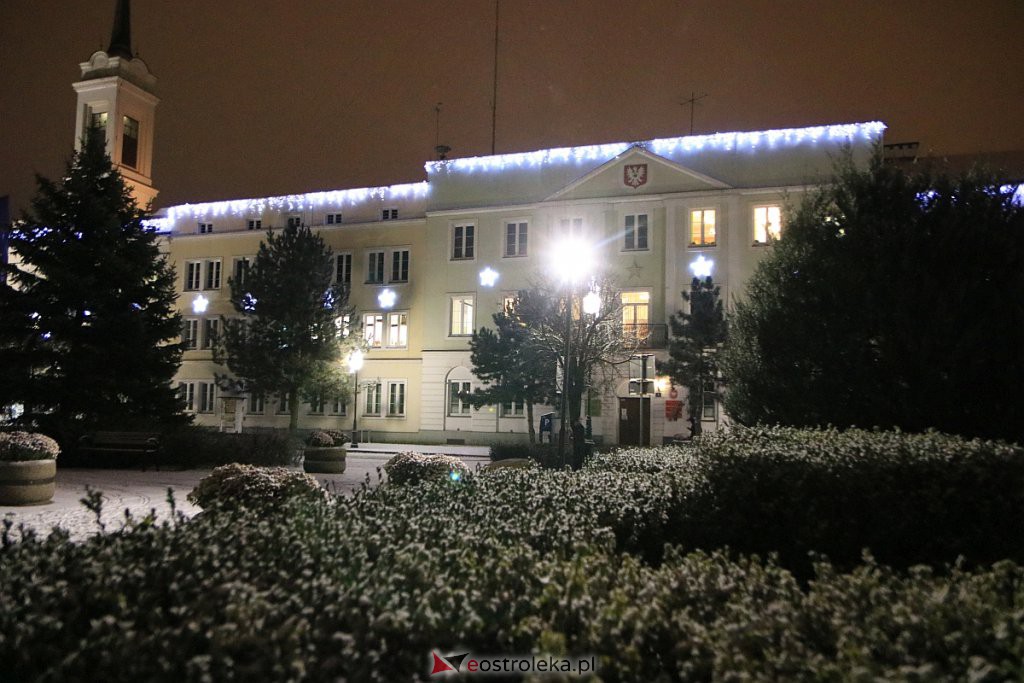 Ostrołęka nabiera świątecznego blasku. Trwa montaż oświetlenia [10.12.2020] - zdjęcie #22 - eOstroleka.pl