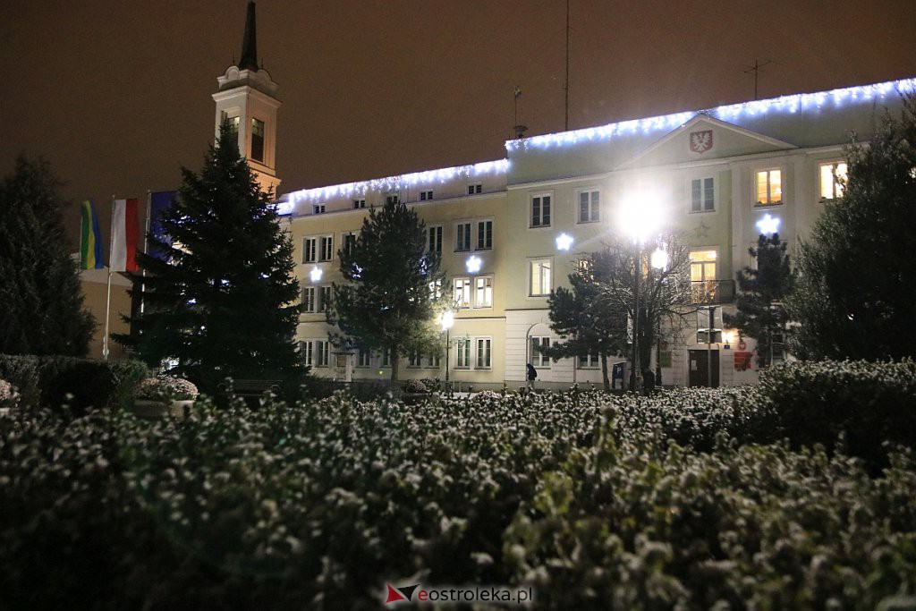Ostrołęka nabiera świątecznego blasku. Trwa montaż oświetlenia [10.12.2020] - zdjęcie #23 - eOstroleka.pl