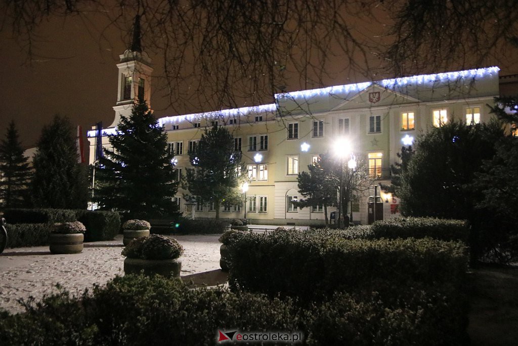 Ostrołęka nabiera świątecznego blasku. Trwa montaż oświetlenia [10.12.2020] - zdjęcie #24 - eOstroleka.pl