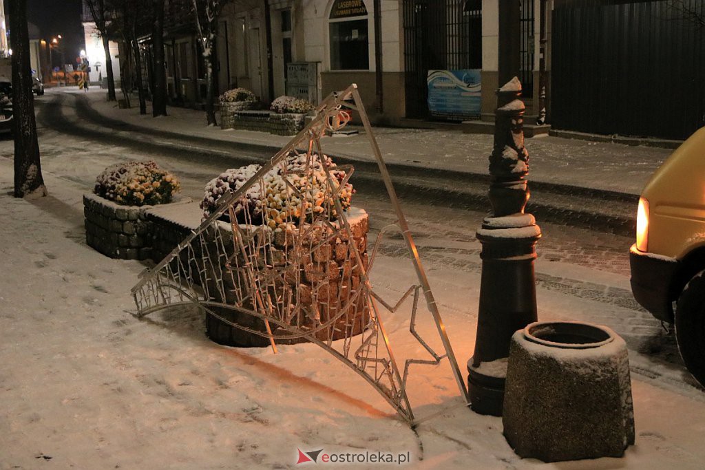 Ostrołęka nabiera świątecznego blasku. Trwa montaż oświetlenia [10.12.2020] - zdjęcie #28 - eOstroleka.pl
