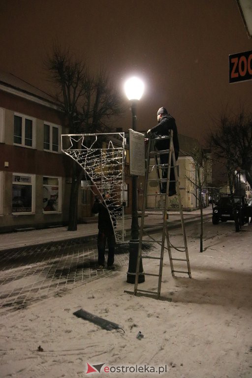 Ostrołęka nabiera świątecznego blasku. Trwa montaż oświetlenia [10.12.2020] - zdjęcie #31 - eOstroleka.pl