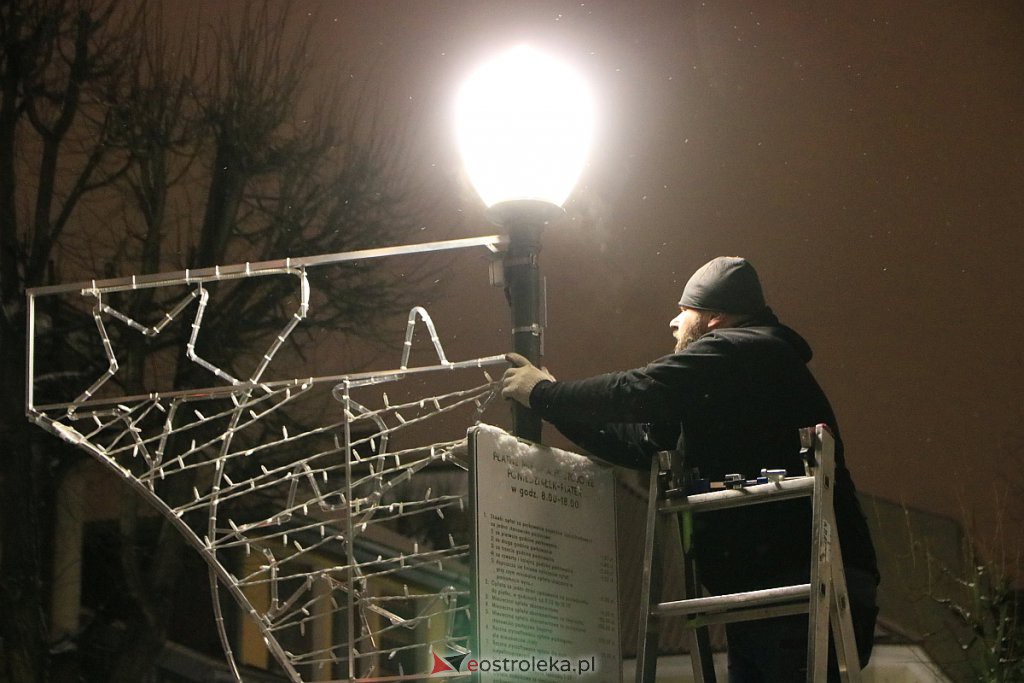 Ostrołęka nabiera świątecznego blasku. Trwa montaż oświetlenia [10.12.2020] - zdjęcie #32 - eOstroleka.pl