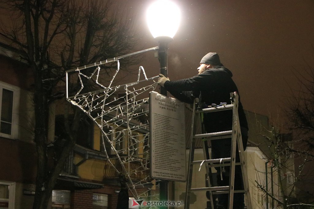 Ostrołęka nabiera świątecznego blasku. Trwa montaż oświetlenia [10.12.2020] - zdjęcie #24 - eOstroleka.pl