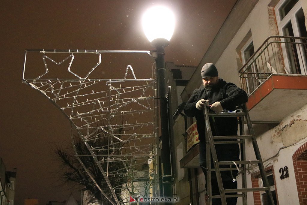 Ostrołęka nabiera świątecznego blasku. Trwa montaż oświetlenia [10.12.2020] - zdjęcie #34 - eOstroleka.pl