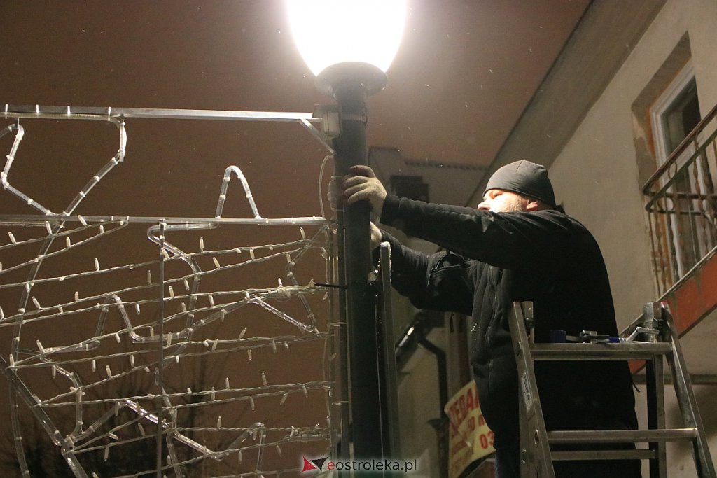 Ostrołęka nabiera świątecznego blasku. Trwa montaż oświetlenia [10.12.2020] - zdjęcie #35 - eOstroleka.pl