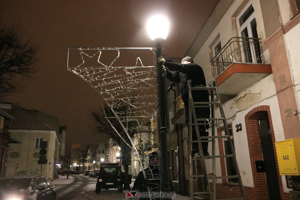 Ostrołęka nabiera świątecznego blasku. Trwa montaż oświetlenia [10.12.2020] - zdjęcie #36 - eOstroleka.pl
