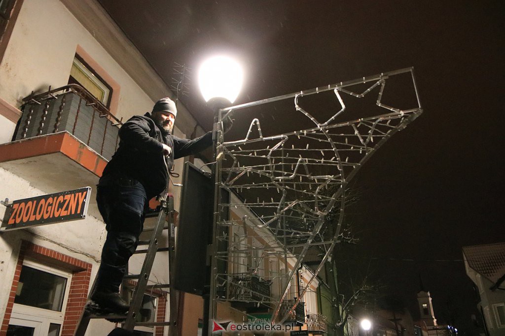 Ostrołęka nabiera świątecznego blasku. Trwa montaż oświetlenia [10.12.2020] - zdjęcie #37 - eOstroleka.pl