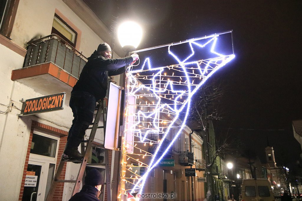 Ostrołęka nabiera świątecznego blasku. Trwa montaż oświetlenia [10.12.2020] - zdjęcie #38 - eOstroleka.pl