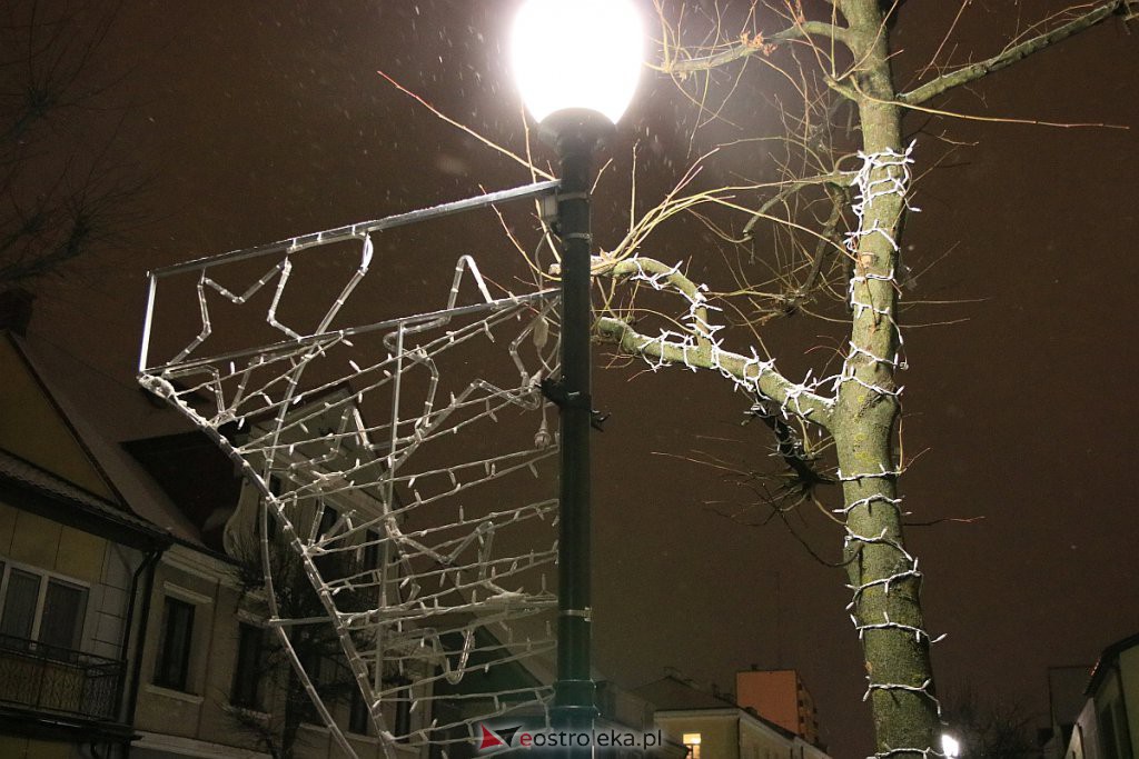 Ostrołęka nabiera świątecznego blasku. Trwa montaż oświetlenia [10.12.2020] - zdjęcie #39 - eOstroleka.pl