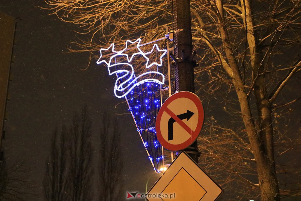 Ostrołęka nabiera świątecznego blasku. Trwa montaż oświetlenia [10.12.2020] - zdjęcie #41 - eOstroleka.pl