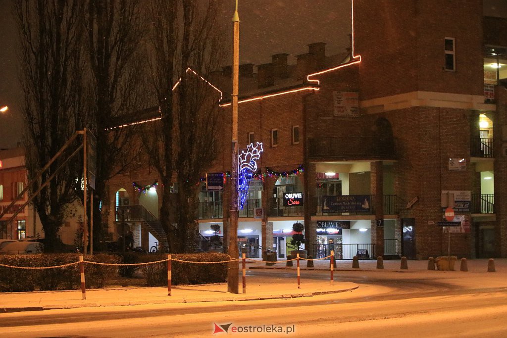 Ostrołęka nabiera świątecznego blasku. Trwa montaż oświetlenia [10.12.2020] - zdjęcie #44 - eOstroleka.pl