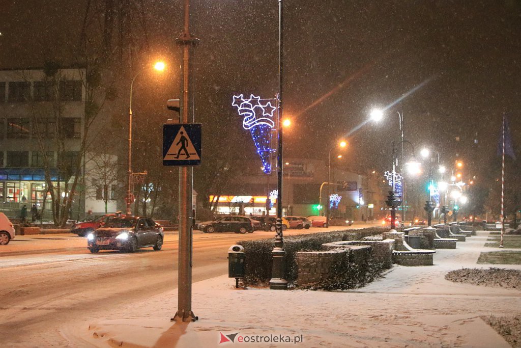 Ostrołęka nabiera świątecznego blasku. Trwa montaż oświetlenia [10.12.2020] - zdjęcie #46 - eOstroleka.pl