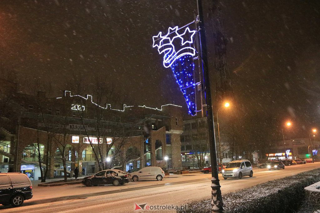 Ostrołęka nabiera świątecznego blasku. Trwa montaż oświetlenia [10.12.2020] - zdjęcie #47 - eOstroleka.pl
