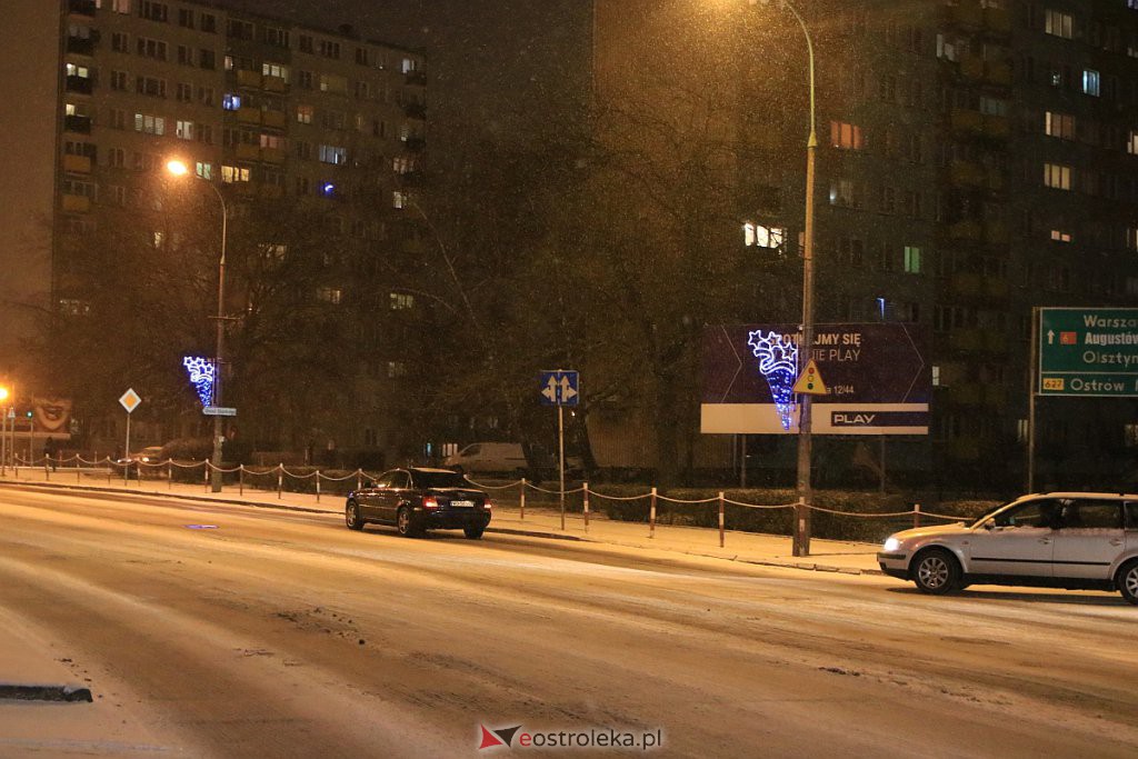 Ostrołęka nabiera świątecznego blasku. Trwa montaż oświetlenia [10.12.2020] - zdjęcie #8 - eOstroleka.pl