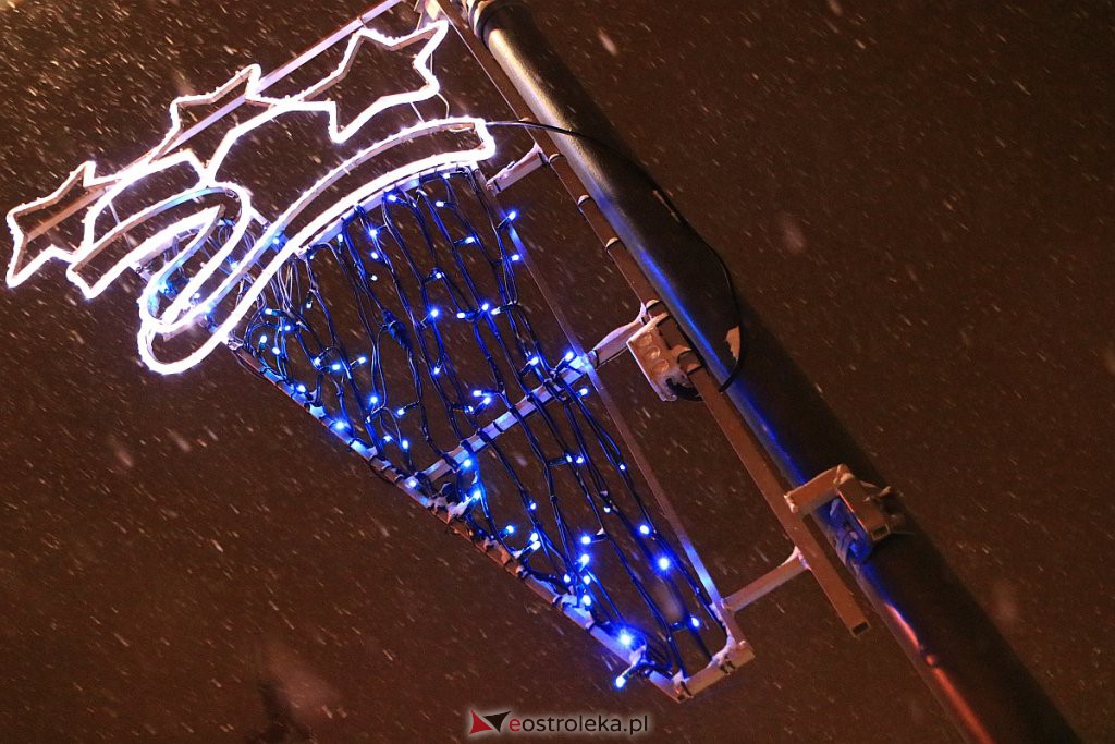 Ostrołęka nabiera świątecznego blasku. Trwa montaż oświetlenia [10.12.2020] - zdjęcie #50 - eOstroleka.pl