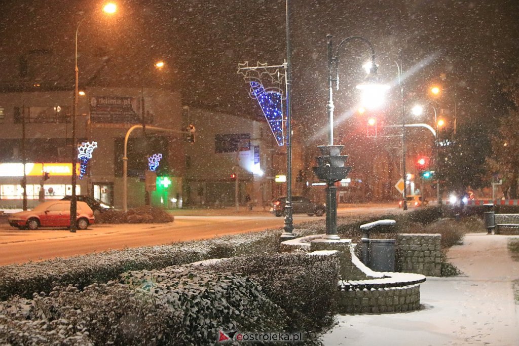 Ostrołęka nabiera świątecznego blasku. Trwa montaż oświetlenia [10.12.2020] - zdjęcie #55 - eOstroleka.pl
