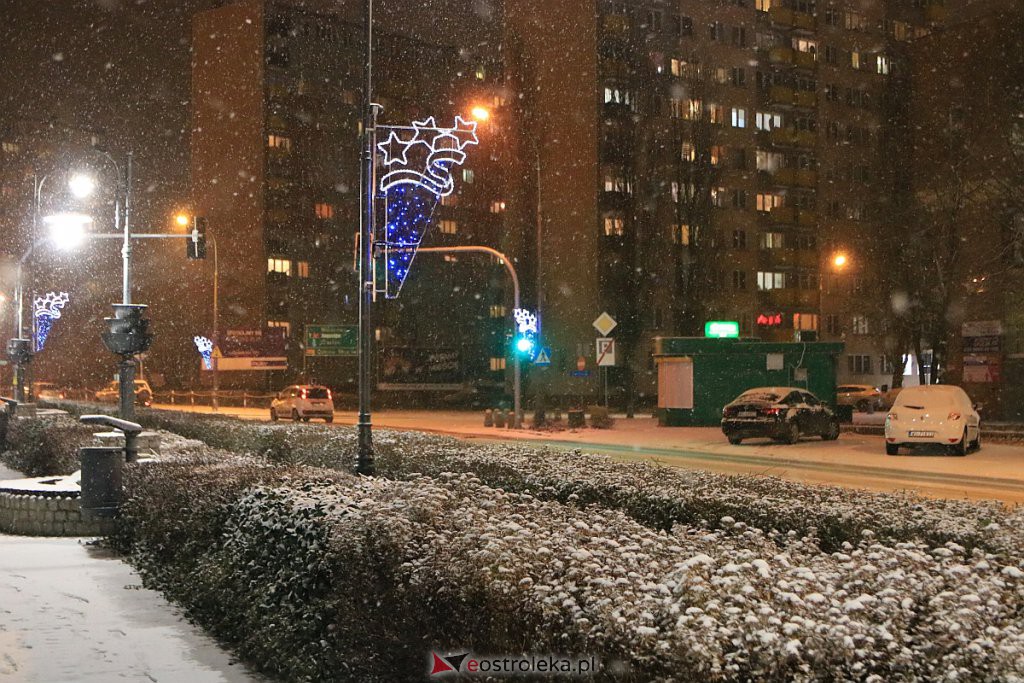 Ostrołęka nabiera świątecznego blasku. Trwa montaż oświetlenia [10.12.2020] - zdjęcie #1 - eOstroleka.pl