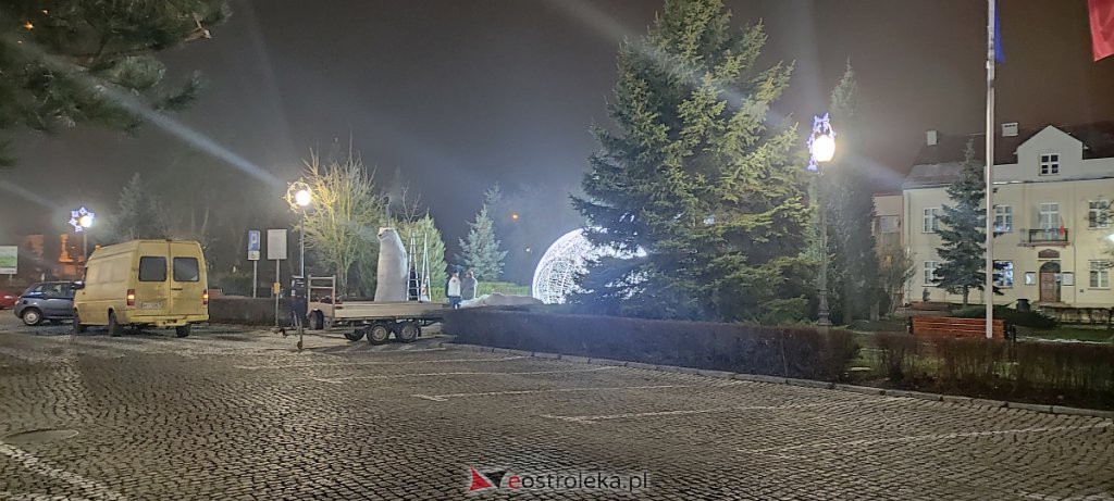 Ostrołęka goni Kadzidło świątecznym nastrojem. Kolejne ozdoby trafiły na Stare Miasto [14.12.2020] - zdjęcie #1 - eOstroleka.pl