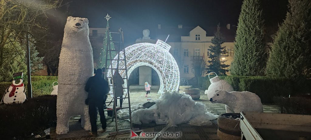 Ostrołęka goni Kadzidło świątecznym nastrojem. Kolejne ozdoby trafiły na Stare Miasto [14.12.2020] - zdjęcie #2 - eOstroleka.pl