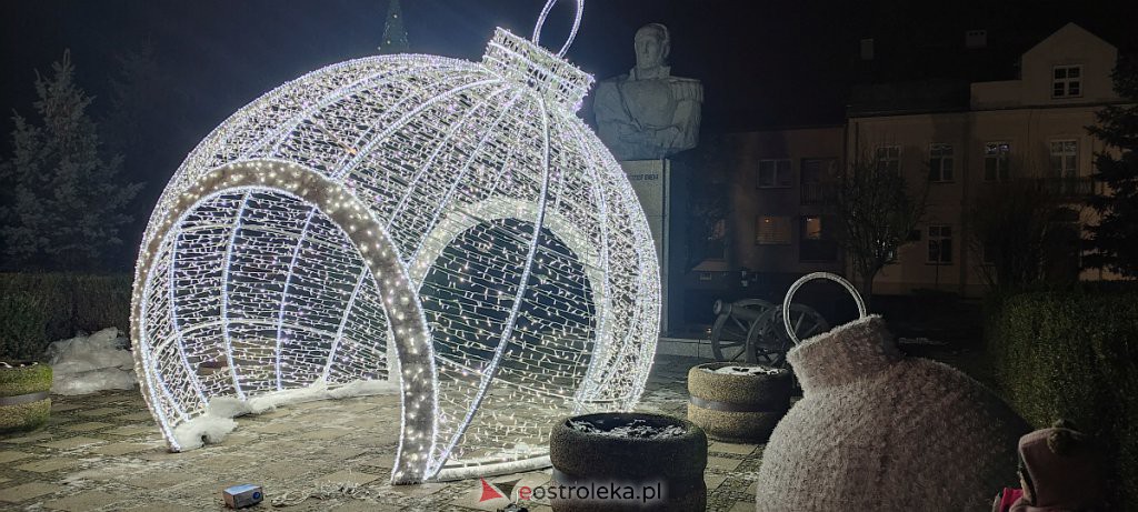 Ostrołęka goni Kadzidło świątecznym nastrojem. Kolejne ozdoby trafiły na Stare Miasto [14.12.2020] - zdjęcie #4 - eOstroleka.pl