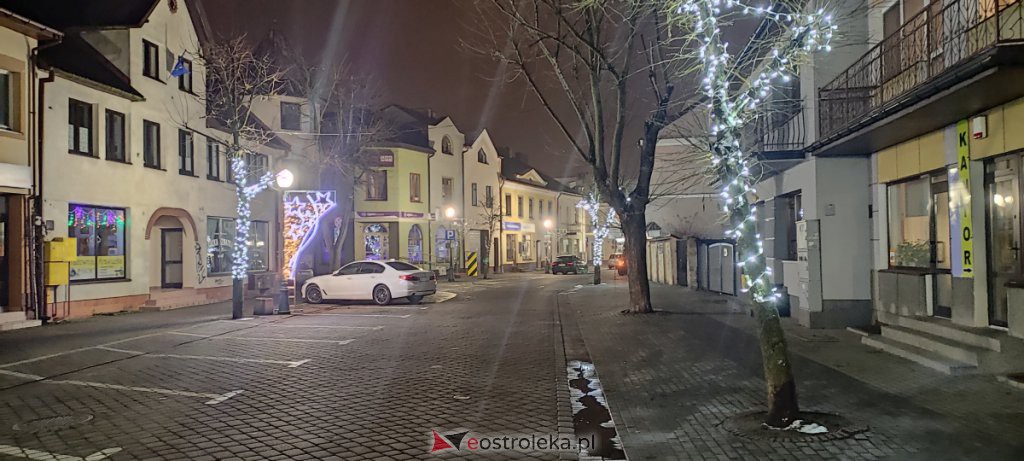 Ostrołęka goni Kadzidło świątecznym nastrojem. Kolejne ozdoby trafiły na Stare Miasto [14.12.2020] - zdjęcie #8 - eOstroleka.pl