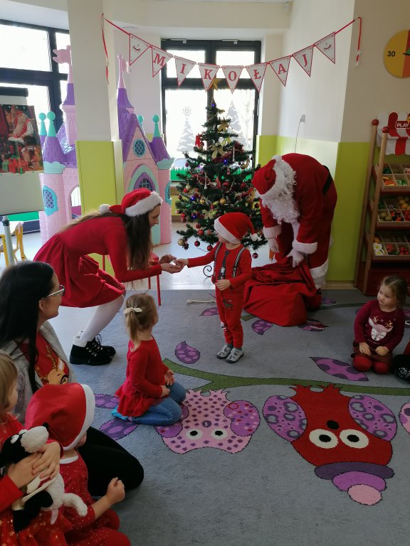 WIZYTA MIKOŁAJA W AKADEMII MALUCHÓW - zdjęcie #4 - eOstroleka.pl