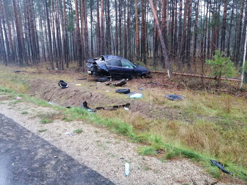 Dachowanie na obwodnicy Kunina. Poszkodowane dwie osoby [24.12.2020] - zdjęcie #8 - eOstroleka.pl