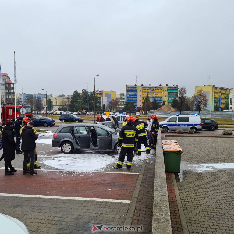 Pożar samochodu przy E.Leclerc - zdjęcie #3 - eOstroleka.pl