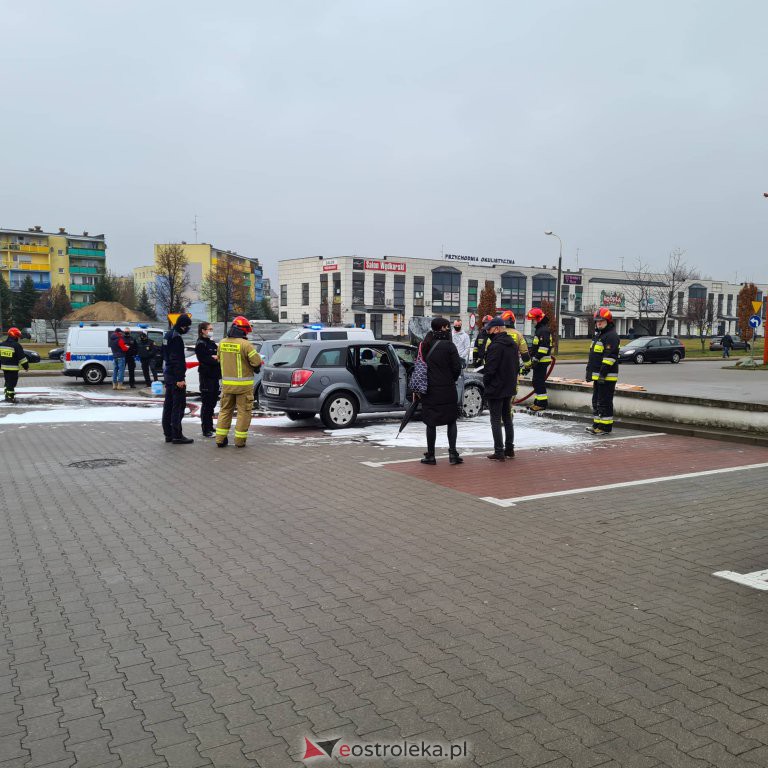 Pożar samochodu przy E.Leclerc - zdjęcie #6 - eOstroleka.pl