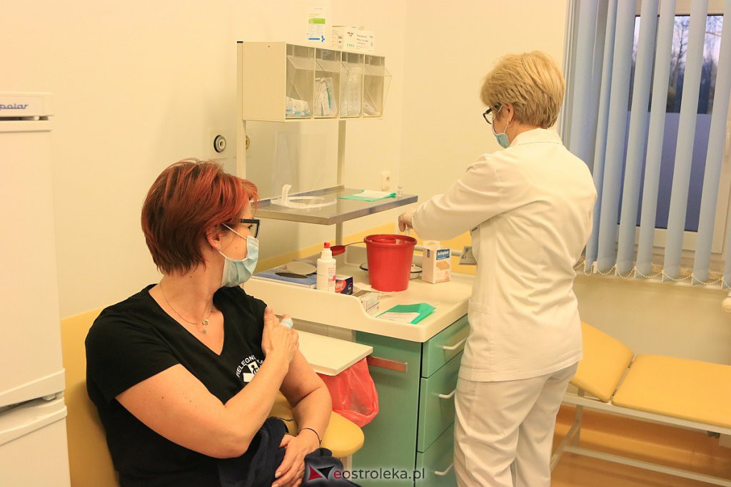 W Ostrołęce ruszyły szczepienia na koronawirusa [27.12.2020] - zdjęcie #11 - eOstroleka.pl