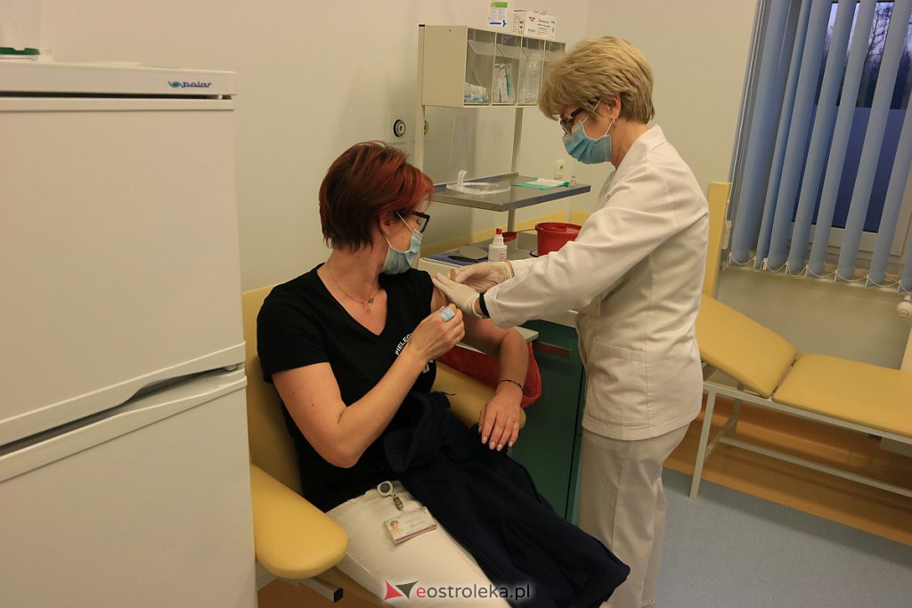 W Ostrołęce ruszyły szczepienia na koronawirusa [27.12.2020] - zdjęcie #12 - eOstroleka.pl
