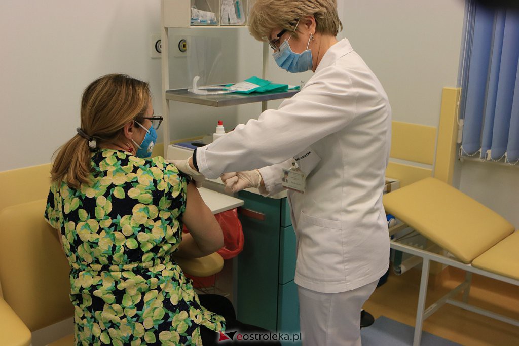 W Ostrołęce ruszyły szczepienia na koronawirusa [27.12.2020] - zdjęcie #15 - eOstroleka.pl