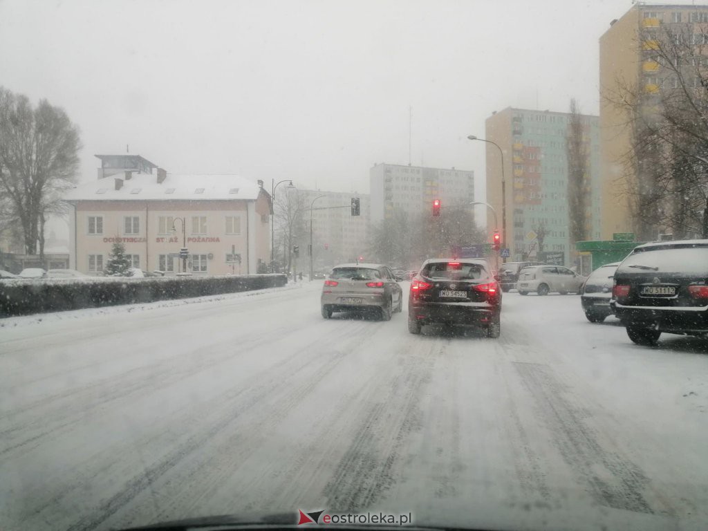 Ostrołęka przykryta białym puchem. Fatalne warunki drogowe [16.01.2021] - zdjęcie #2 - eOstroleka.pl