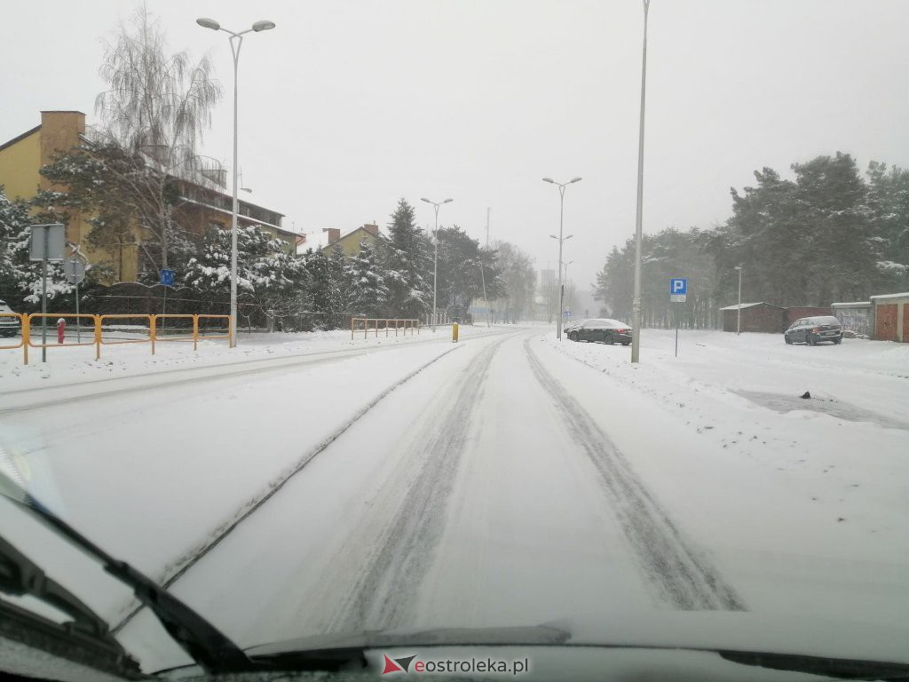 Ostrołęka przykryta białym puchem. Fatalne warunki drogowe [16.01.2021] - zdjęcie #3 - eOstroleka.pl